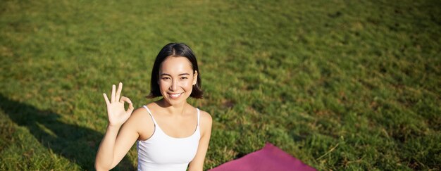 写真 畑に立っている腕を交差した若い女性の肖像画