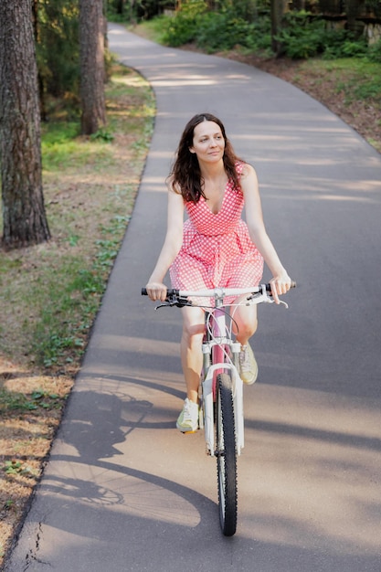 写真 自転車に乗った若い女性の肖像画