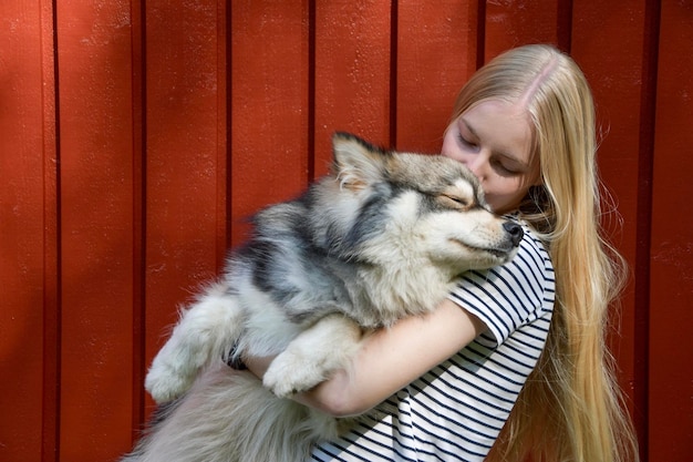 写真 犬と一緒にいる若い女性の肖像画