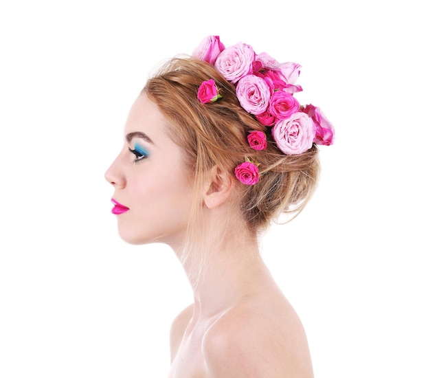 写真 白で隔離される髪に花を持つ若い女性の肖像画