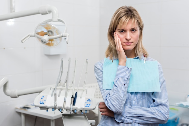 写真 歯痛を持つ若い女性の肖像画