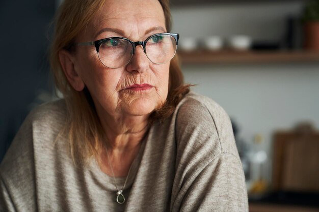 写真 若い女性の肖像画