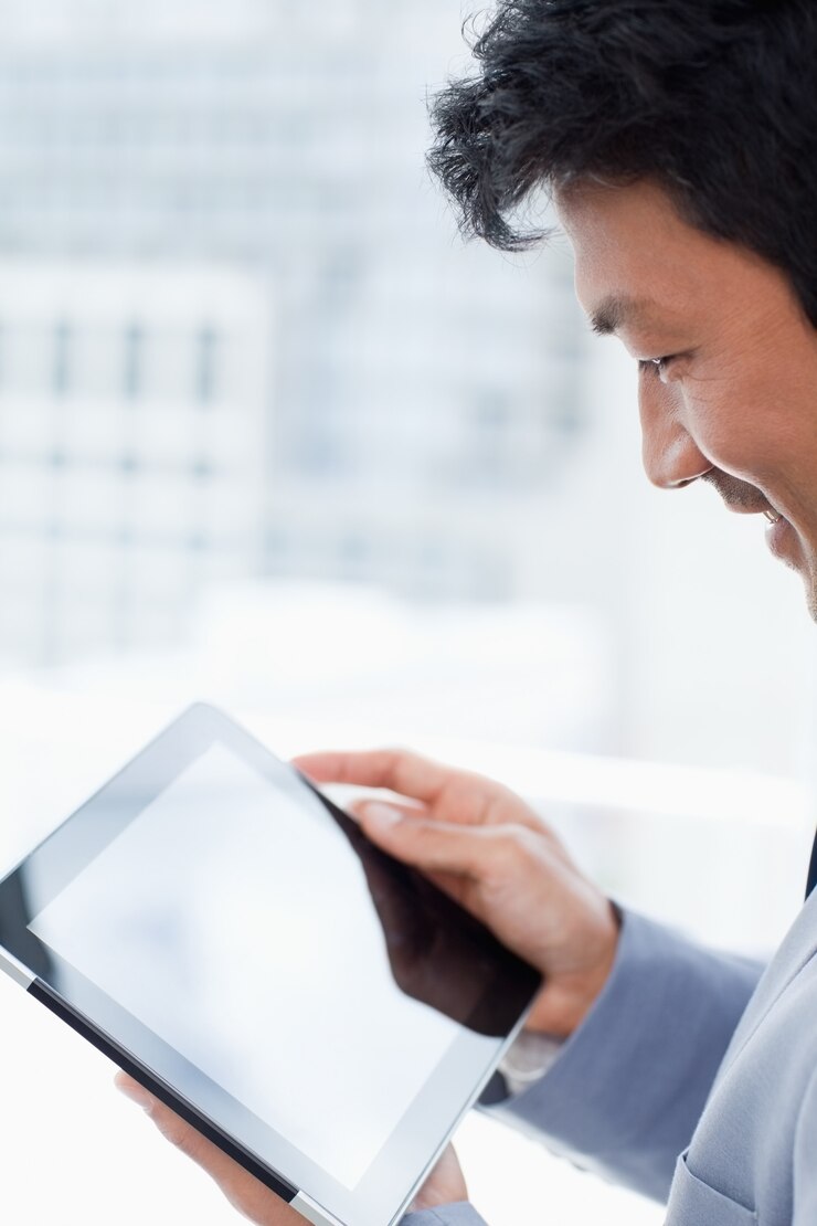 タブレットコンピュータを使用している会社員の肖像