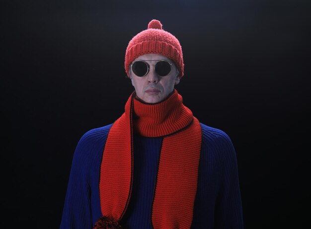 青いセーターと赤い帽子の肖像画の老人