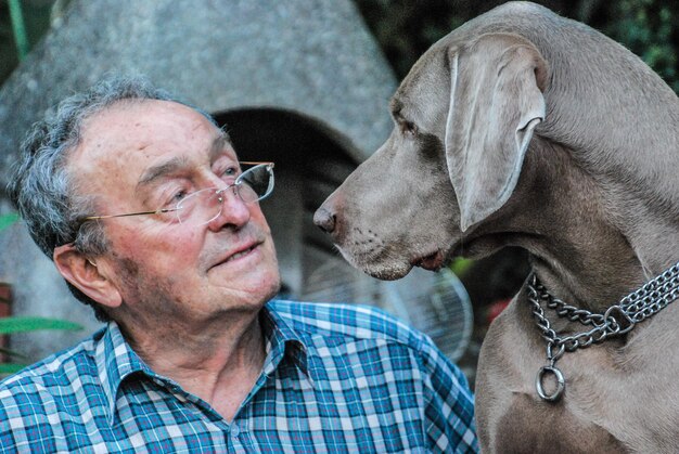 Foto ritratto di un vecchio e un cane