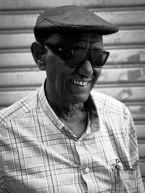 Photo portrait of old man wearing hat