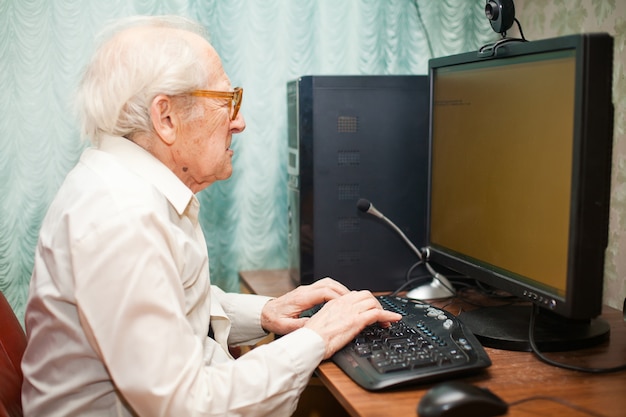 Photo portrait of an old senior man