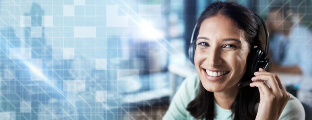 사무실 책상에서 온라인으로 대화하거나 네트워킹하는 데 도움이 되는 콜 센터의 세로 오버레이 또는 행복한 컨설턴트 그래픽 홀로그램 여성 또는 고객 서비스 또는 판매에서 통신 중인 보험 대리인