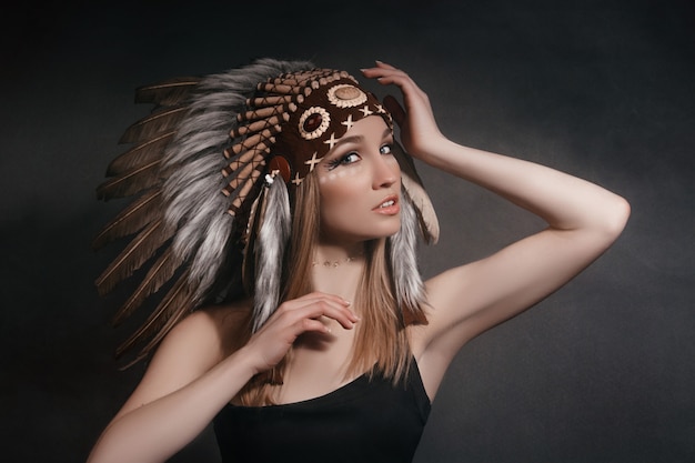Портрет идеальной женщины в одежде американских индейцев
