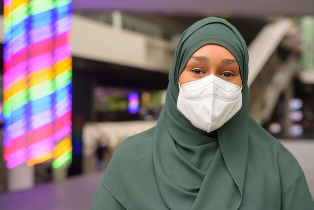 Photo portrait of person wearing mask