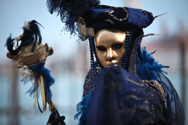 Photo portrait of person wearing venetian mask