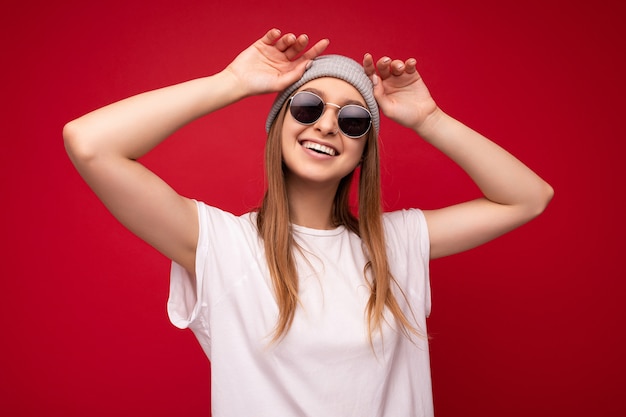 Foto ritratto di giovane emozionale positivo sorridente felice divertente ridere bella attraente scuro