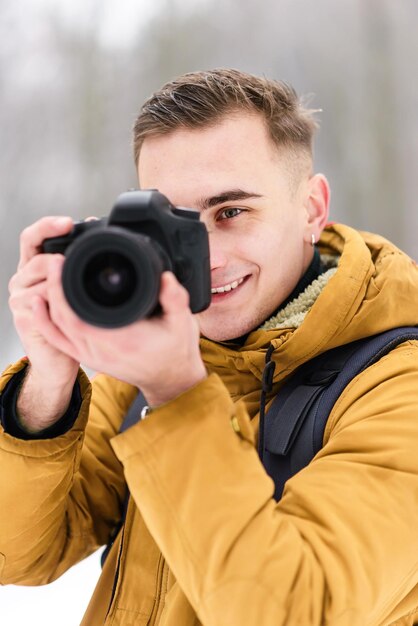 自然を撮影し、冬の風景の写真を撮る写真少年の肖像画