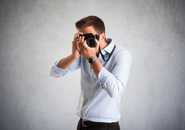 Ritratto di un fotografo al lavoro