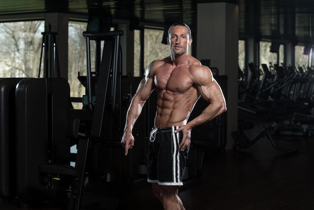 Портрет физически здорового мужчины в современном фитнес-центре