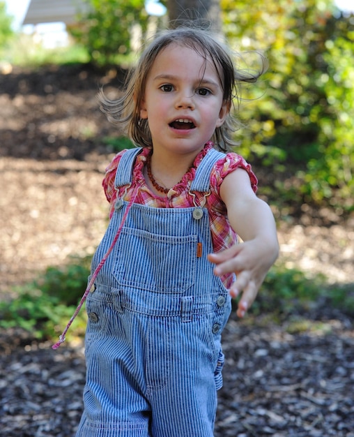 Photo portrait of playful girl at park