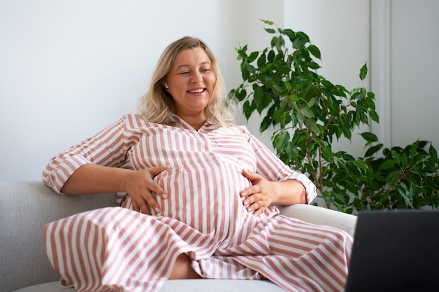 Foto ritratto di una donna incinta in taglia plus