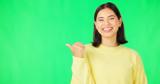 Портретное указание и брендинг с женщиной на зеленом экране в студии для маркетинга или размещения продукта Реклама и варианты жестов рук с привлекательной молодой женщиной на хромакее