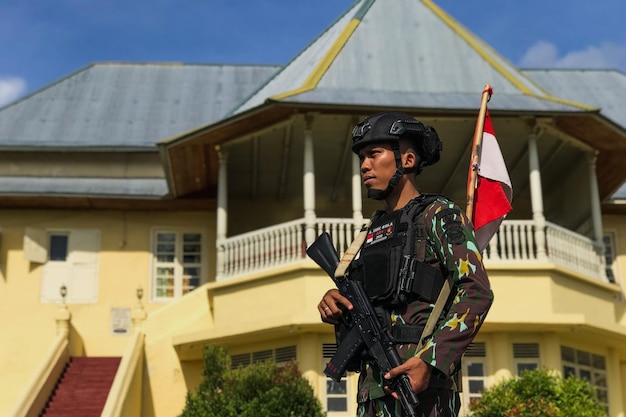 Foto ritratto di un poliziotto in piedi di fronte all'edificio del sultanato di ternate