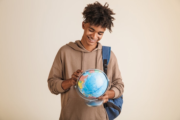 Foto ritratto di un giovane uomo afroamericano positivo