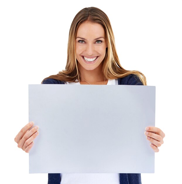 Макет портретного плаката и улыбка женщины изолированы на белом фоне для дизайна презентационной бумаги и пространства Счастливый человек с доской или табличкой для анонса новостей или промо-макета в студии
