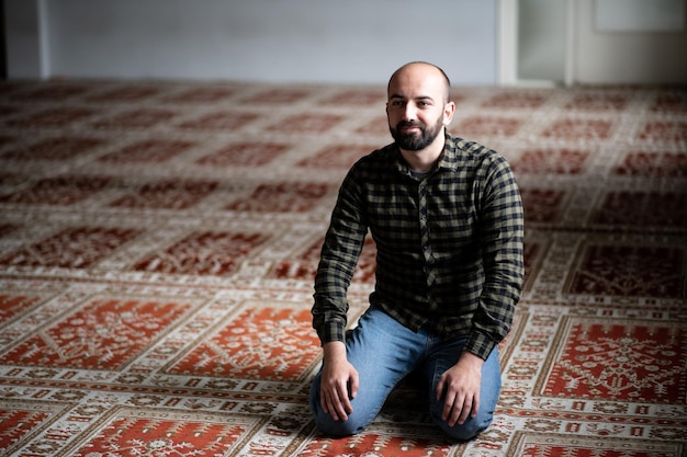 Портрет молящегося в мечети