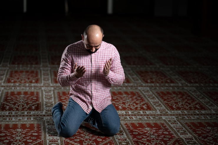 Photo portrait of a prayer at mosque