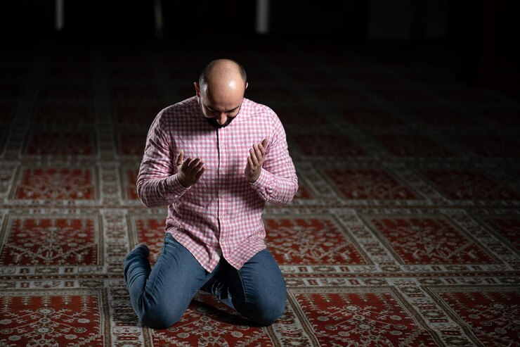 Photo portrait of a prayer at mosque