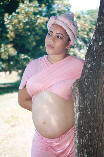 Photo portrait of a pregnant afro hair woman in the city