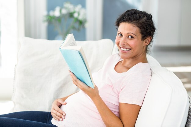 妊娠中の女性の読書の肖像