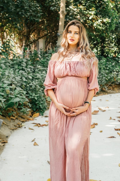 Photo portrait of pregnant young woman standing outdoors