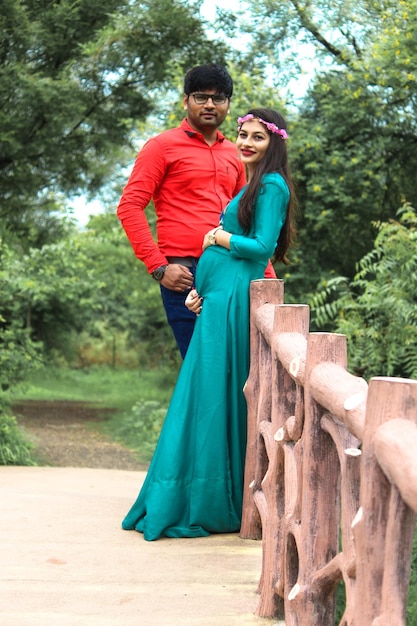 Photo portrait of pregnant young woman standing with man on footbridge