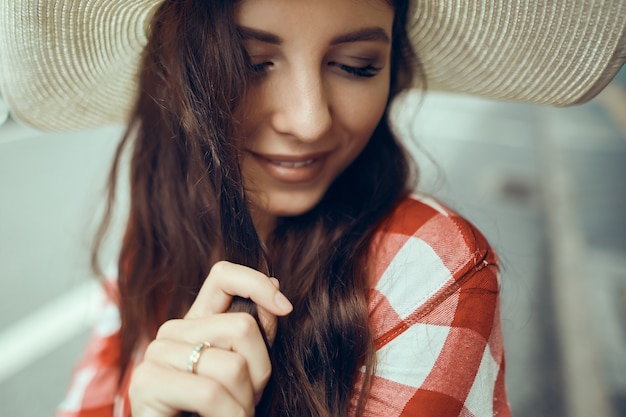 Foto ritratto di una giovane donna sexy abbastanza attraente con trucco naturale con gli occhi belli