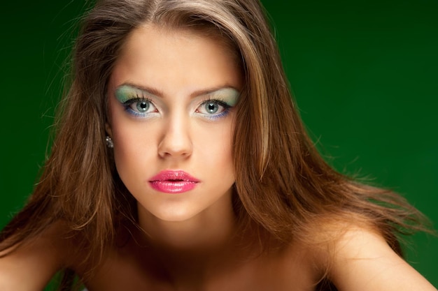 Портрет красивой девушки на зеленом фоне
