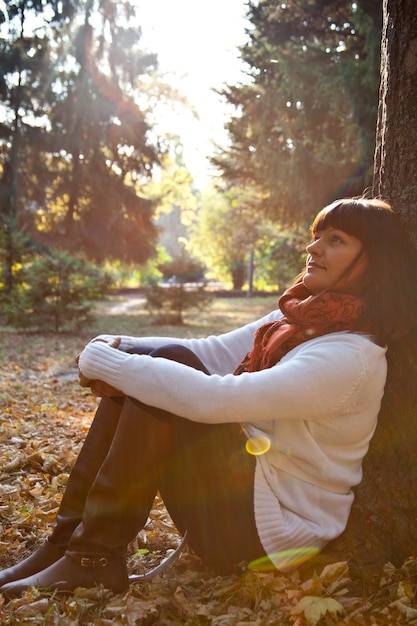 Foto ritratto di una bella donna nel parco d'autunno