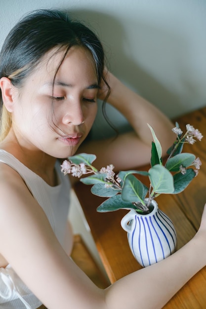 PORTRAITレストランのカフェで幸せな気持ちできれいな女性