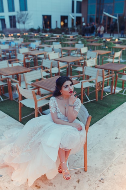 Портрет красивой молодой невесты в свадебном платье с декольте