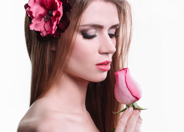 Ritratto di una bella giovane donna con una delicata rosa