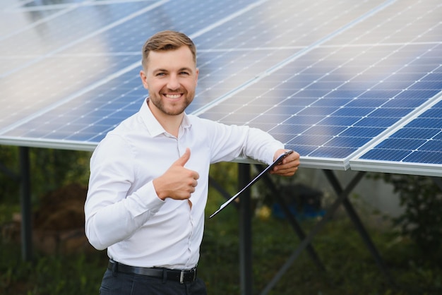 Портрет гордого инженера улыбается, довольный своей успешной работой. Концепция технологии возобновляемых источников энергии.