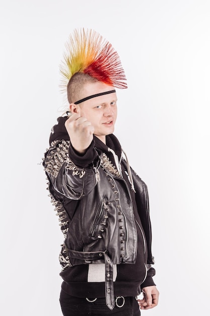 Foto ritratto di punk rocker con mohawk con pugni chiusi pronti a combattere su sfondo bianco