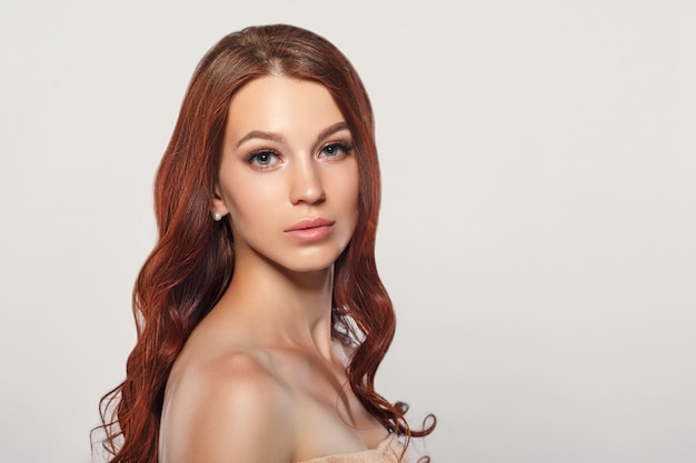 Photo portrait of a redhaired beautiful young woman