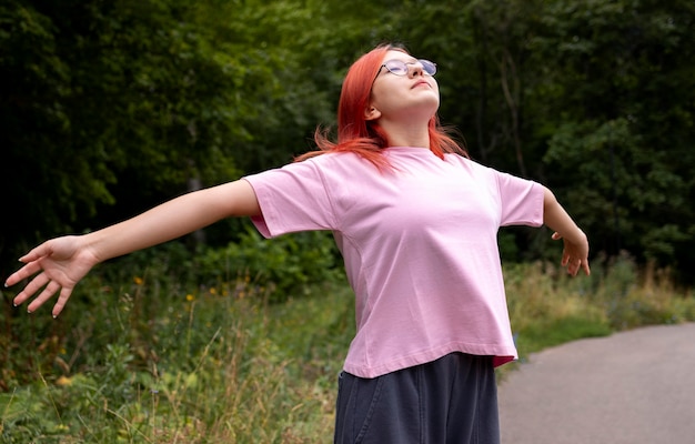 Photo portrait of redhead girl outdoors