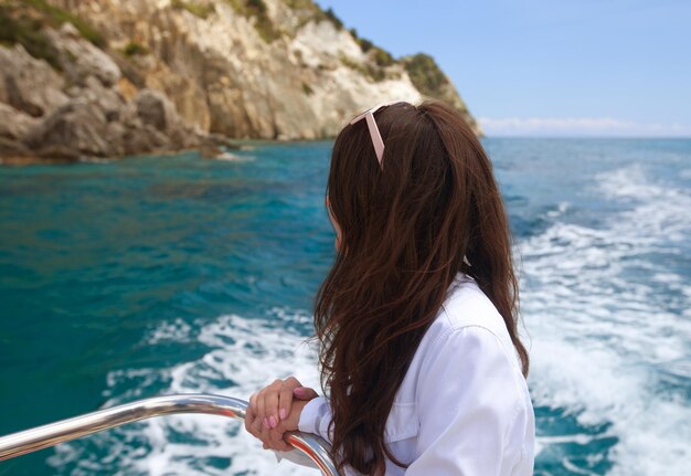 Foto ritratto di una donna felice e rilassante sul ponte superiore di una nave da crociera