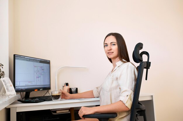 Photo portrait of a remote worker confident young lady freelancer working from home