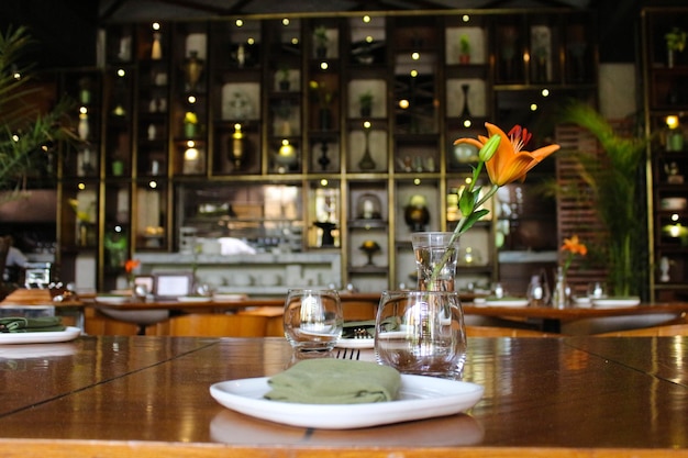 음식 와인 잔과 수저로 장식된 레스토랑의 초상화