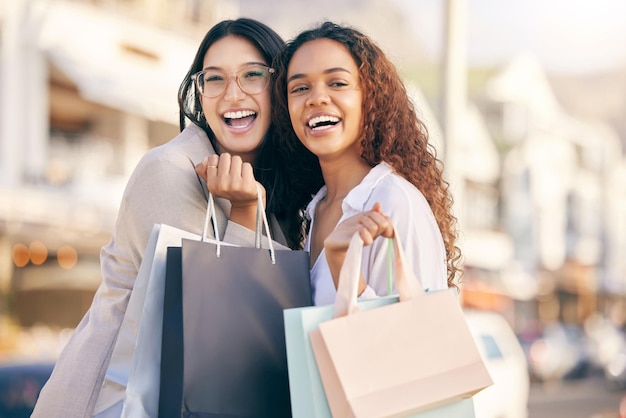 Foto ritratti al dettaglio e donne con borse articoli da città e boutique moda e scelta del cliente con sconti affronta clienti e ragazze con saldi promozionali e lusso con felicità e attività all'aperto