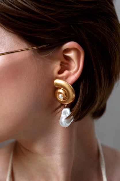 Photo portrait of rich woman with luxurious jewelry