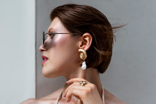 Photo portrait of rich woman with luxurious jewelry