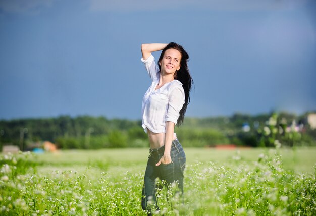 Портрет романтической женщины, стоя на поле