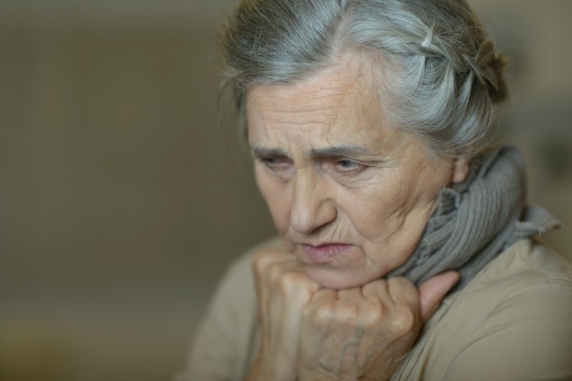 Портрет грустной пожилой женщины крупным планом